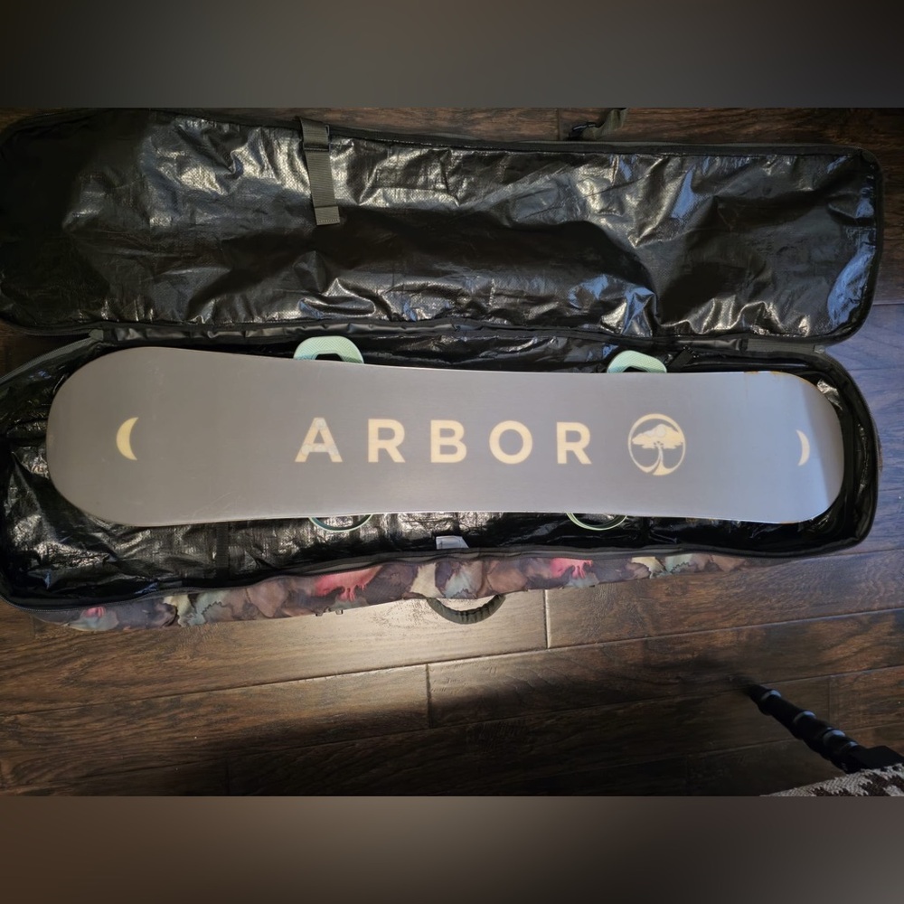 Arbor ethos rocker 138mm snowboard with bindings and bag